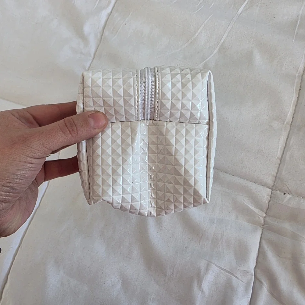 White Textured Geometric Cosmetic Bag Makeup‎ Organizer Zipper Gold Tone Accent